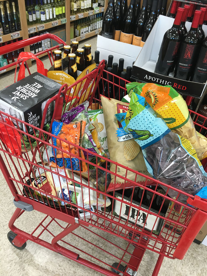 Guy Gets Praised Online For Not Letting Woman With Full Cart Of Stuff Check Out First Guy Gets Praised Online For Not Letting Woman With Full Cart Of Stuff Check Out First