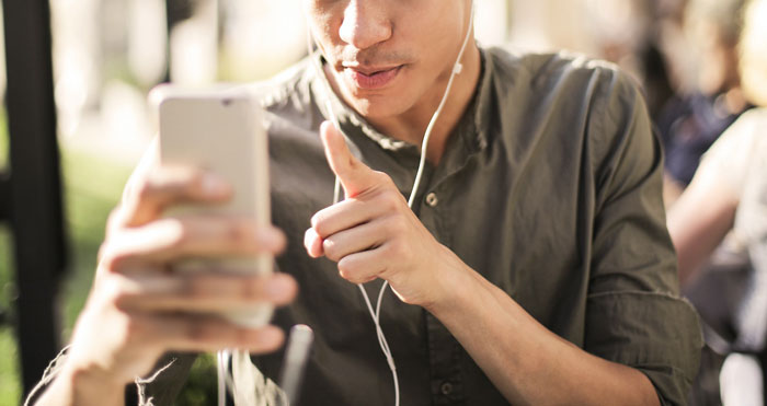 Woman Consults Online Community On Whether She Should Do A Background Check On Her Boyfriend Woman Consults Online Community On Whether She Should Do A Background Check On Her Boyfriend