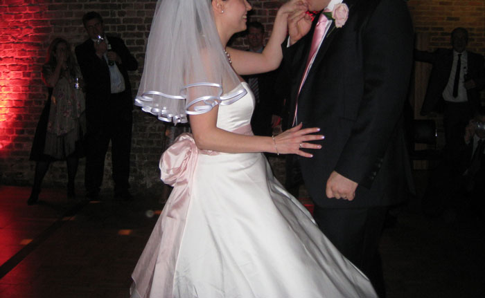 Bride Considers Her MIL's Dress For Upcoming Wedding 'Overly Sexy', Folks Online Don't Find It So Bride Considers Her MIL's Dress For Upcoming Wedding 'Overly Sexy', Folks Online Don't Find It So