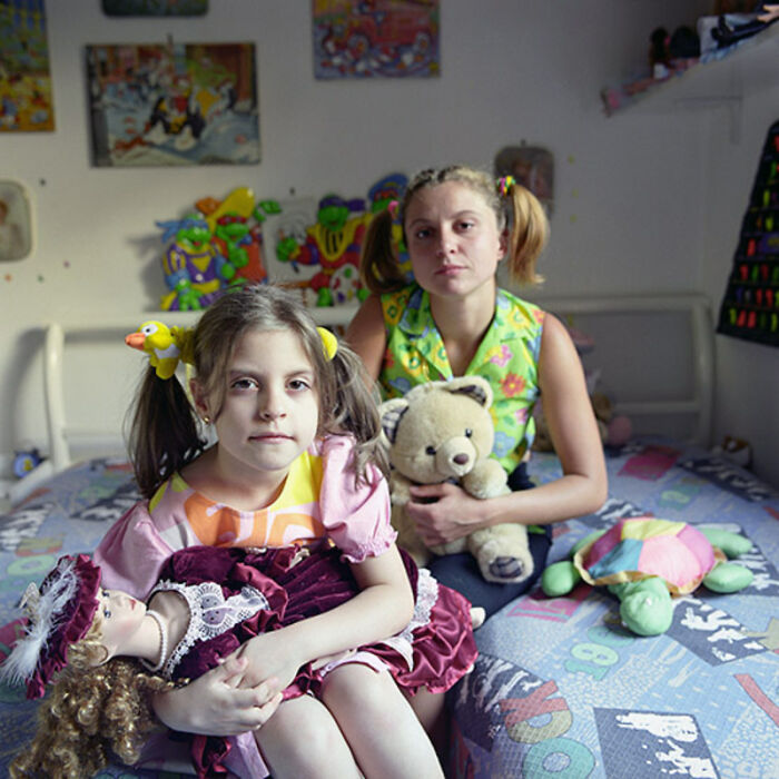 Photographer Transforms To Join Other Strangers' Family (72 New Pics)