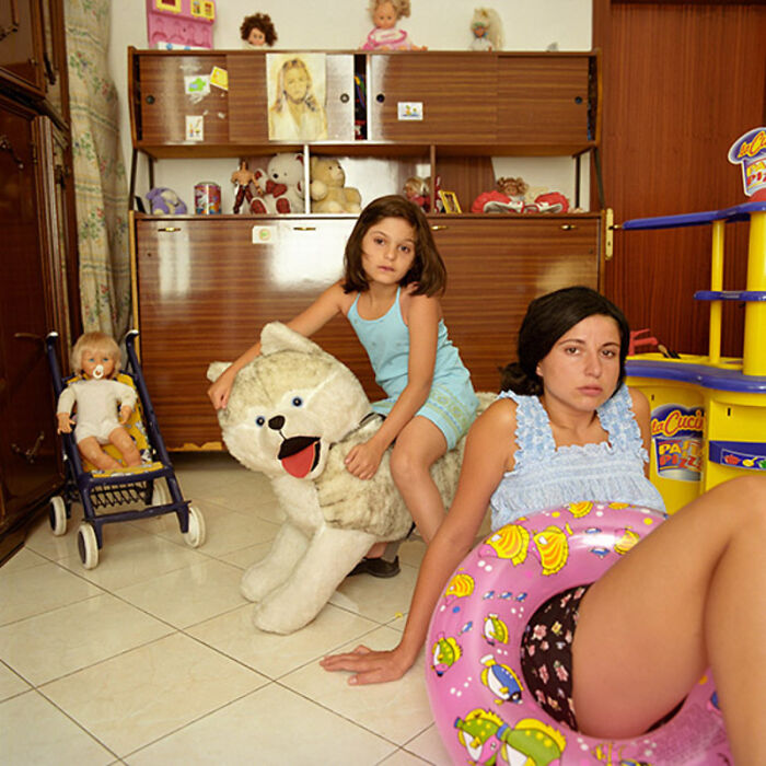 Photographer Transforms To Join Other Strangers' Family (72 New Pics)