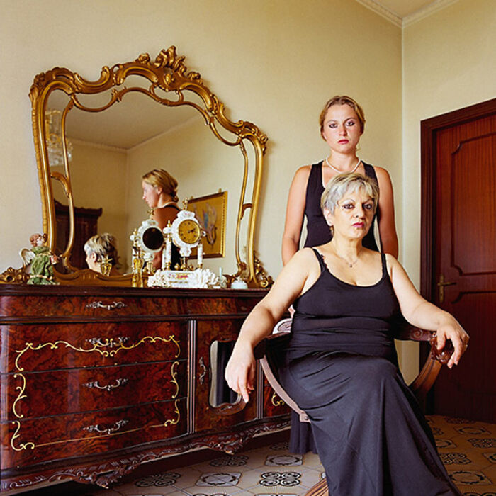 Photographer Transforms To Join Other Strangers' Family (72 New Pics)