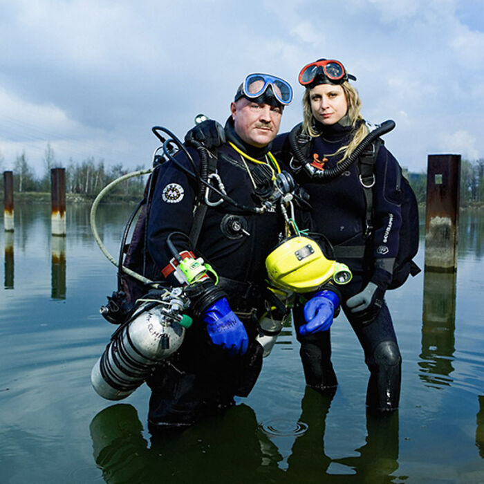 Photographer Transforms To Join Other Strangers' Family (72 New Pics)