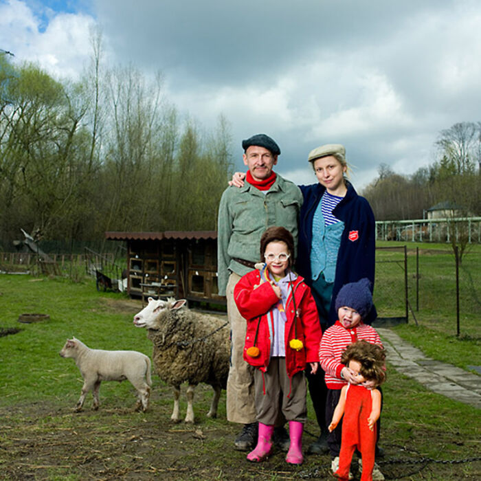 Photographer Transforms To Join Other Strangers' Family (72 New Pics)