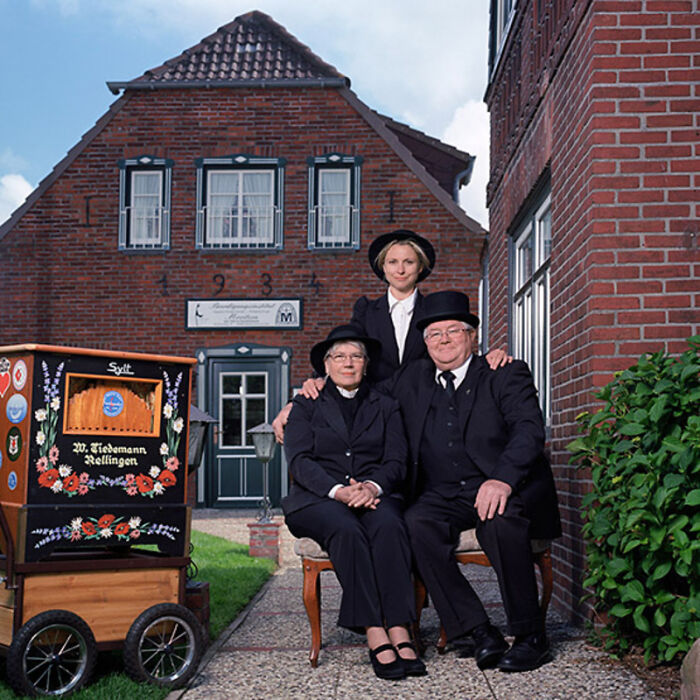 Photographer Transforms To Join Other Strangers' Family (72 New Pics)