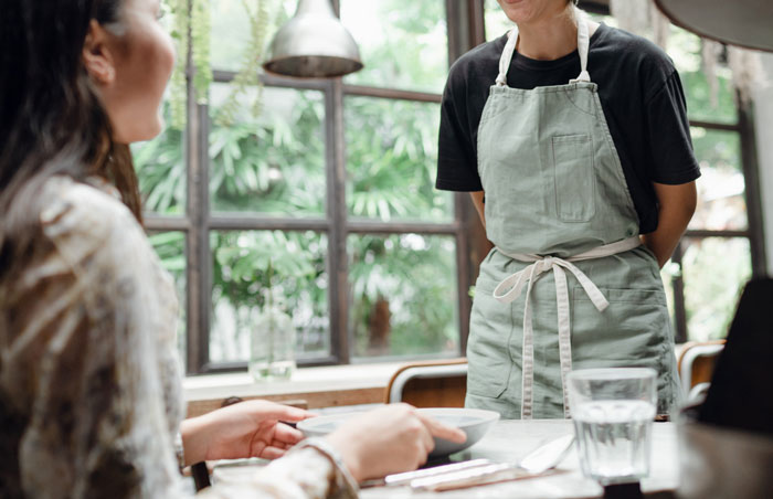 Woman Arrives At Diner, Says “I’ll Sit Here” Gesturing To Table Occupied By Family Of 3 Woman Arrives At Diner, Says “I’ll Sit Here” Gesturing To Table Occupied By Family Of 3