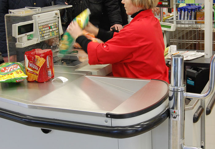 Guy Gets Praised Online For Not Letting Woman With Full Cart Of Stuff Check Out First Guy Gets Praised Online For Not Letting Woman With Full Cart Of Stuff Check Out First
