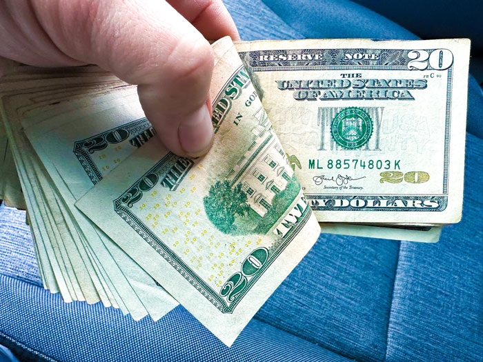 Woman Happens To Be In The Right Place At The Right Times When She Sees Her “Unfixable” Car In Town Woman Happens To Be In The Right Place At The Right Times When She Sees Her “Unfixable” Car In Town