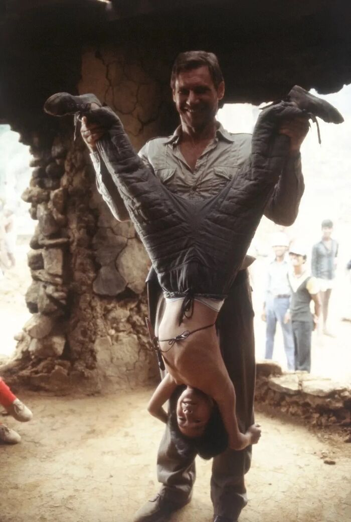 Harrison Ford y el ganador del Oscar, Ke Huy Quan, en el rodaje de Indiana Jones y el templo maldito (1984)