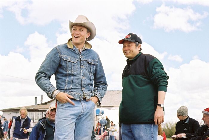 Heath Ledger y Ang Lee en el rodaje de Brokeback Mountain (2005)