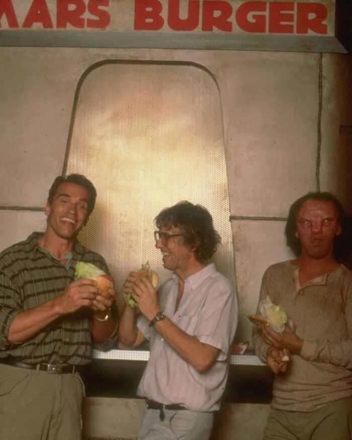 Arnie With Director Paul Verhoeven On Set Of Total Recall