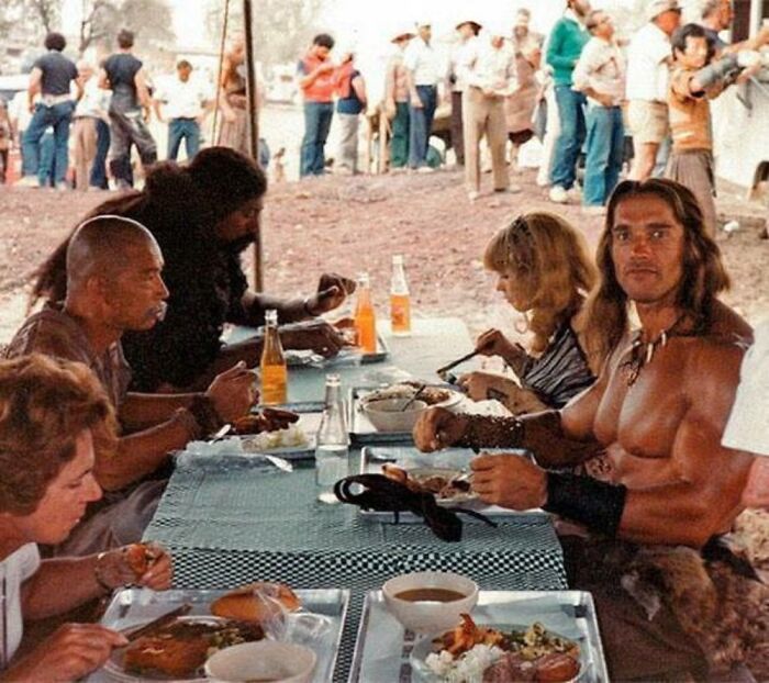 Pausa para comer en el rodaje de Conan el destructor