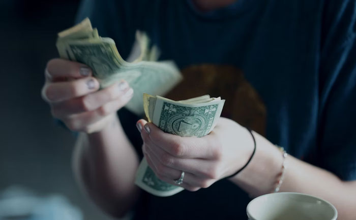 26 People Share The Biggest Financial Mistakes They've Seen Someone Make
