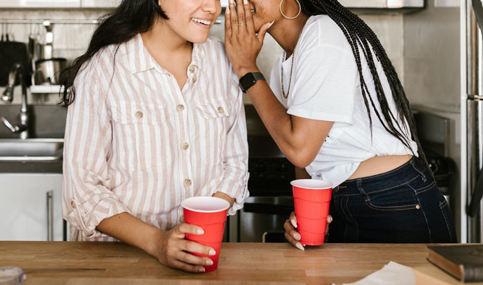 Woman Cleverly Confronts Her Trash-Talking Roommate Who Assumed She Doesn't Speak Spanish Woman Cleverly Confronts Her Trash-Talking Roommate Who Assumed She Doesn't Speak Spanish