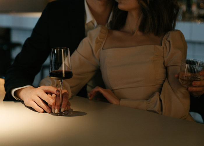 Guy Tells Wife About Her Husband’s Affair Because It Was Interrupting His Sleep Guy Tells Wife About Her Husband’s Affair Because It Was Interrupting His Sleep