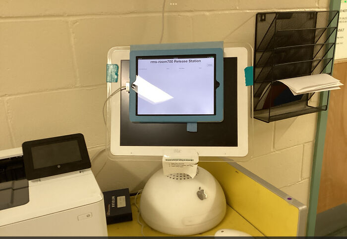 Idk If This Is Redneck Enough But The School’s Old Imac Died And This Is Their Solution
