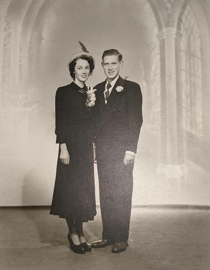 Foto de boda de mis abuelos en los años 40. Eran granjeros pobres, y no se pudo permitir un vestido de novia