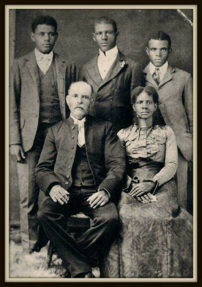 Familia birracial alrededor de 1900