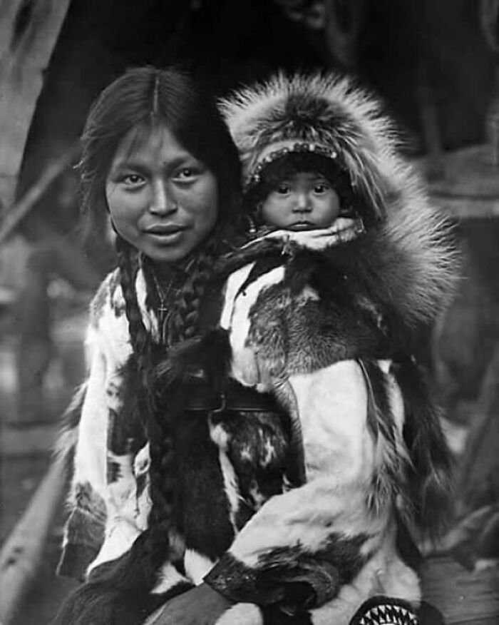 Mujer nativa y su hijo en Alaska. Foto tomada entre 1915 y 1925