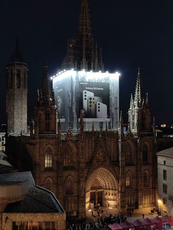 Catedral De Barcelona Inviting You To Mass And Buying A Phone