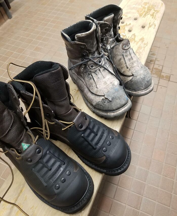 Las mismas botas, nuevas y tras un año trabajando en la mina