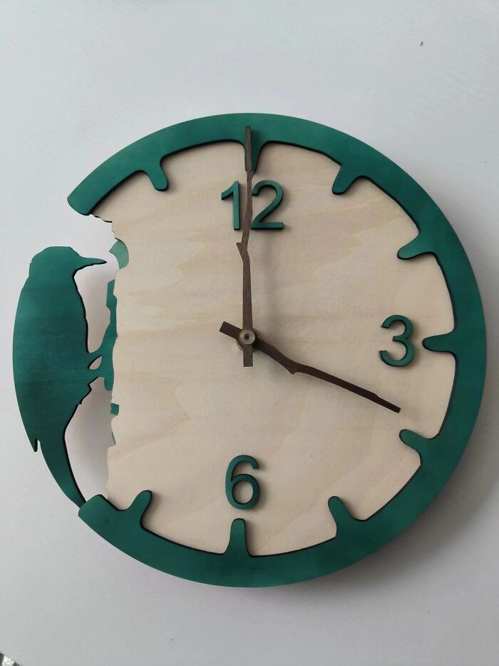 Reloj con pájaro carpintero, de madera contrachapada