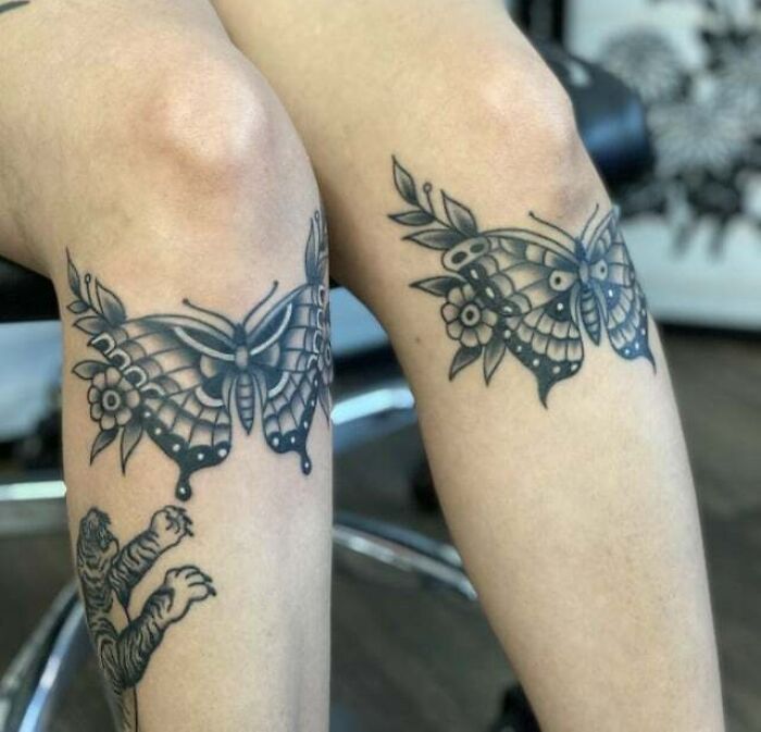 traditional style butterflies knee tattoo