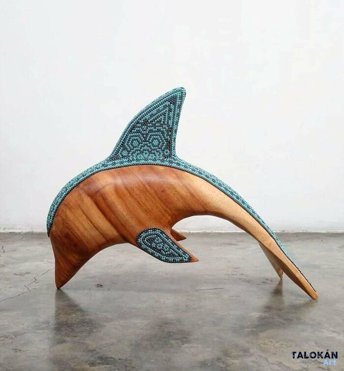 Delfín de madera decorado con motivos de la cultura Huichol