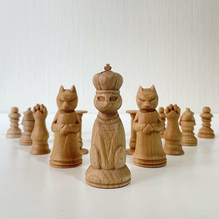 Ajedrez de madera con figuras de gatos que yo diseñé y esculpí