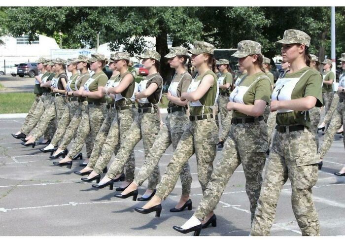 Lady Soldiers 👠💅🏻
