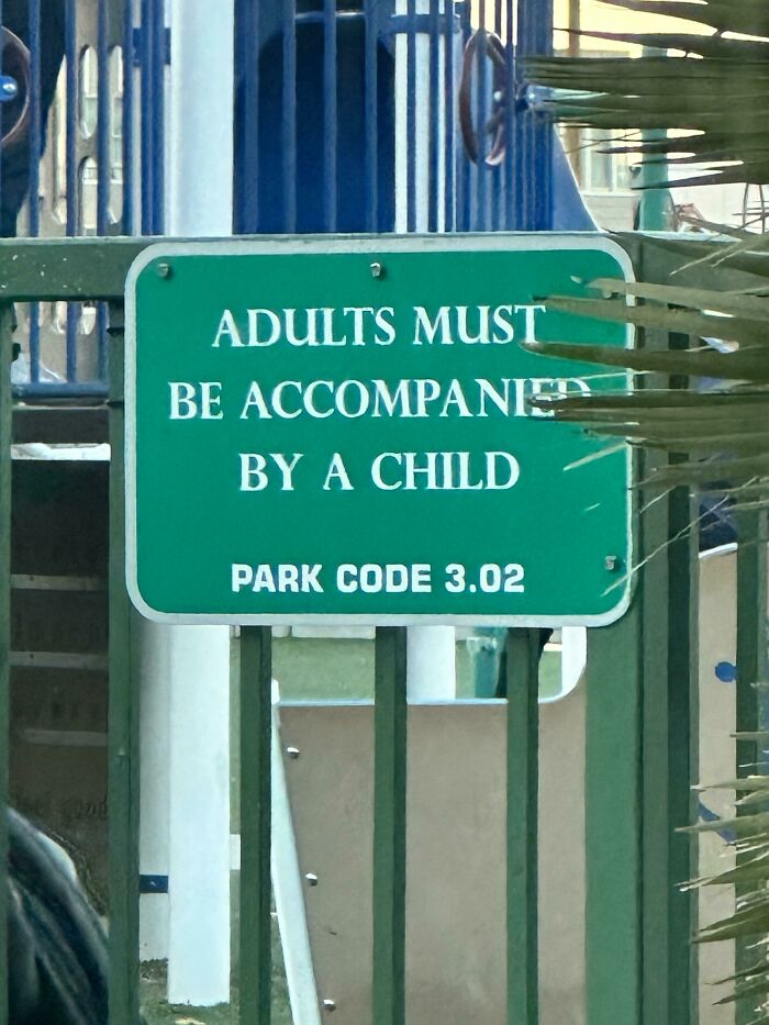 Los adultos deben estar acompañados por un niño