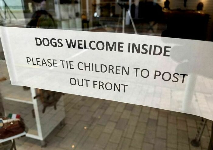 Los perros son bienvenidos. Por favor, aten a los niños al poste frente a la entrada