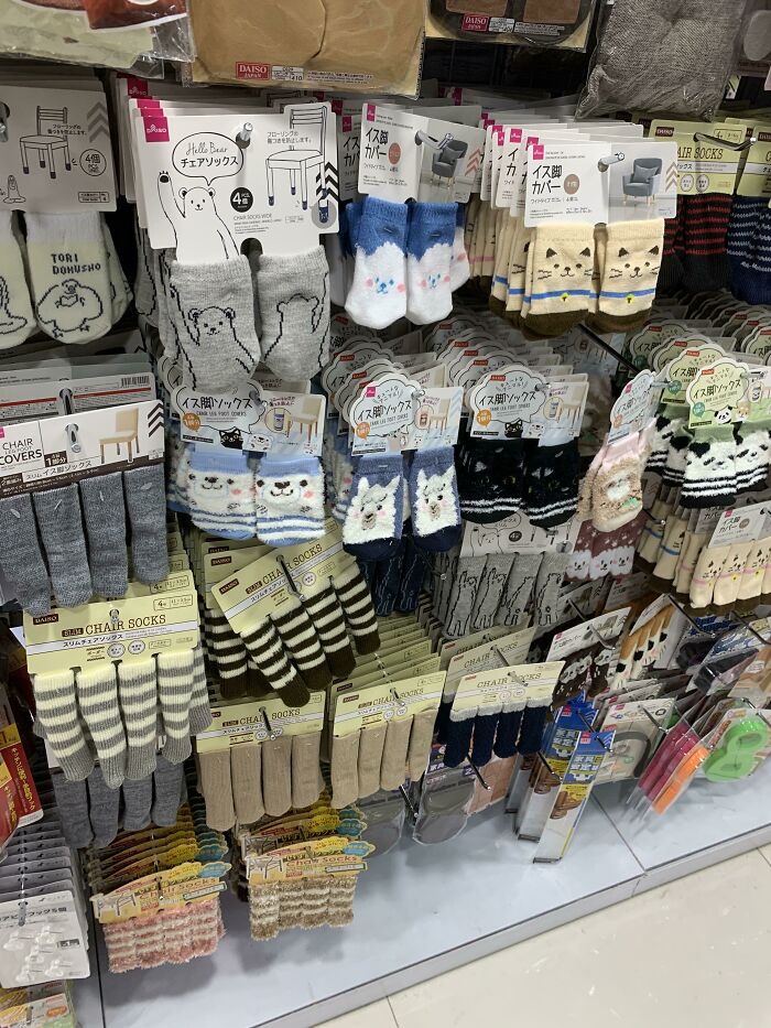 Tienda japonesa con toda una sección para los calcetines de sillas