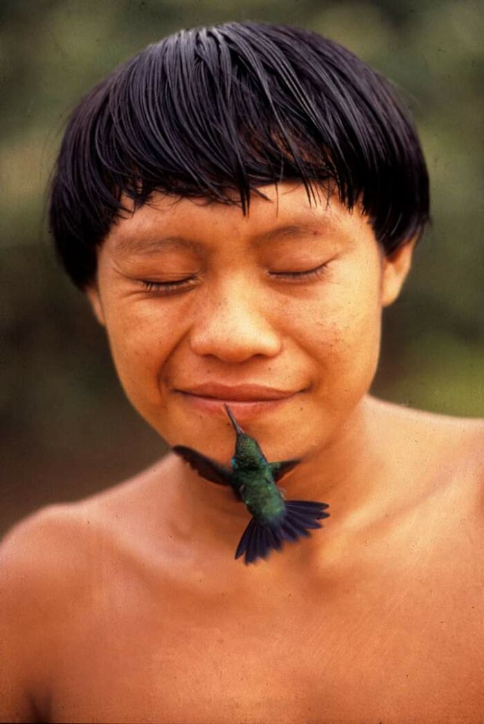 Nativo brasileño recibiendo un beso de un colibrí