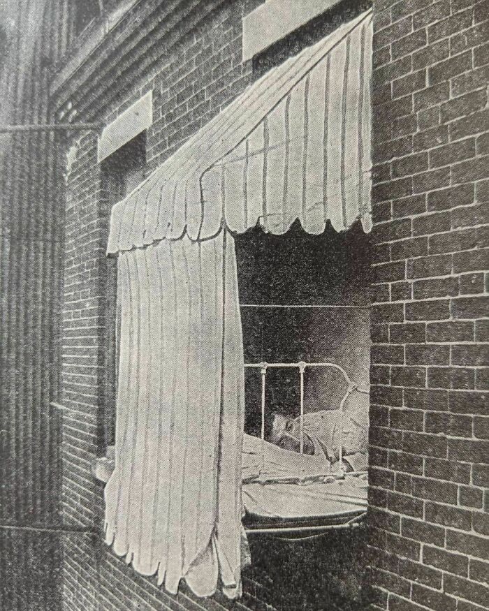 Este tipo de ventana se creó para que los pacientes de tuberculosis pudieran tomar el aire en sus hogares cuando no tenian porches o zonas abiertas para esto, en 1910 aprox