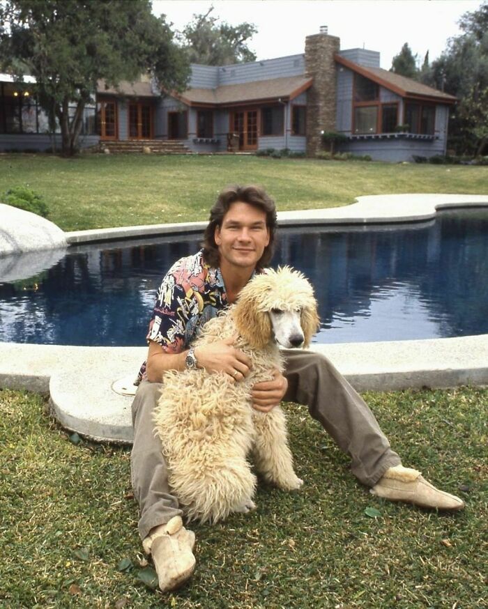 Patrick Swayze posando con su querido perro en los 80