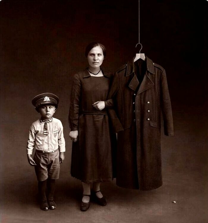 Memento Mori por un soldado perdido, padre y marido, en 1925. El hijo lleva su gorra, y la madre/esposa, enlaza su brazo con la manga de su abrigo