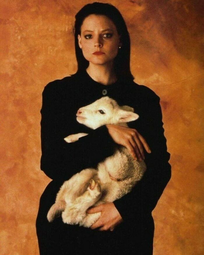 Jodie Foster sosteniendo un cordero en una imagen promocional de "El silencio de los corderos" (1991)