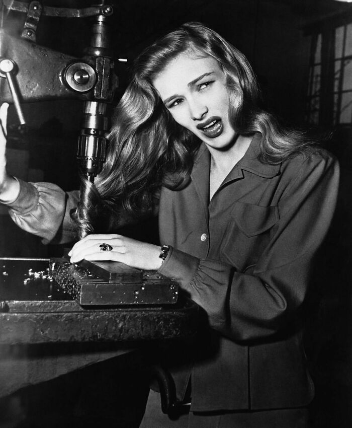 La actriz Veronica Lake con el pelo enredado en una prensa taladradora, para mostrar los posibles peligros de ser mujer y trabajar en fábricas durante la 2ª Guerra Mundial. Noviembre1943