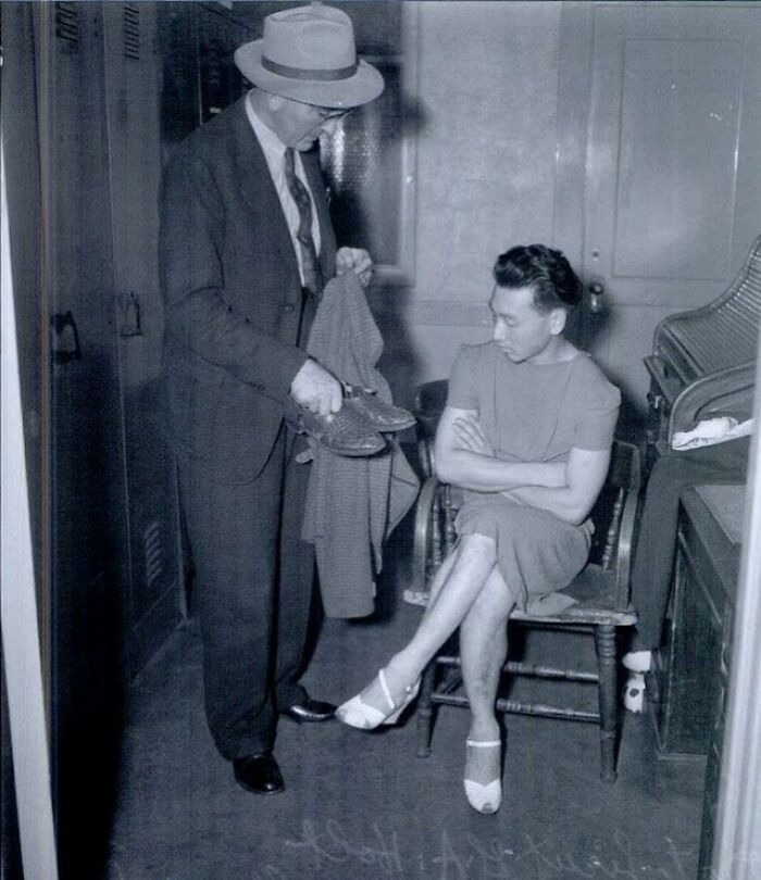 Nathan Hahn fue arrestado en 1940 por llevar ropa de mujer, y se negó a ponerse la ropa de hombre que le entregaron los detectives