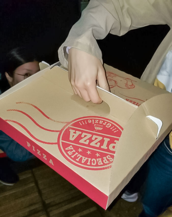 Caja de pizza con asa en Japón, para mantenerla plana