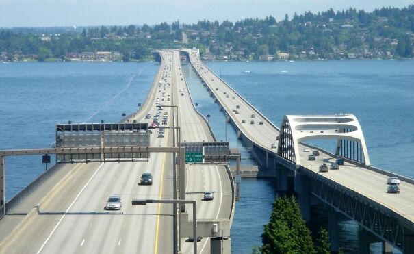I-90_floating_bridges_looking_east-64ca87bde95fc.jpg