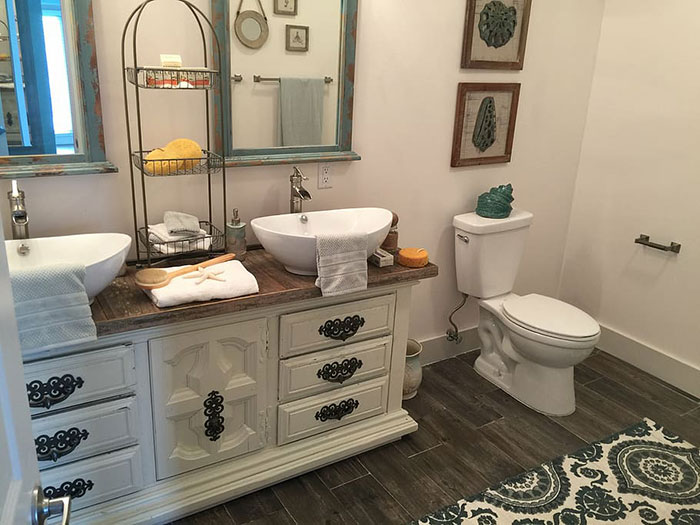 Vintage Accessories All Across The Bathroom Vintage Accessories All Across The Bathroom