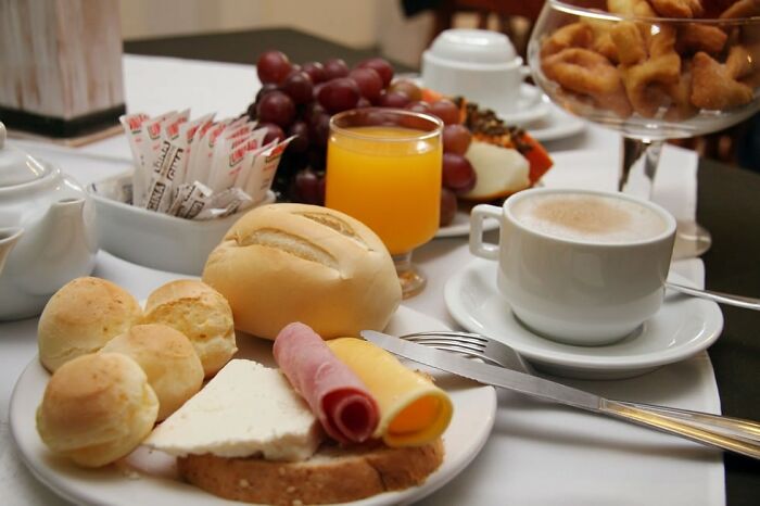 Bread, Cheese Bread, Ham, Cheese, Coffee, Juice And Fruits - I Love The Hotel Breakfast Buffets In Brazil