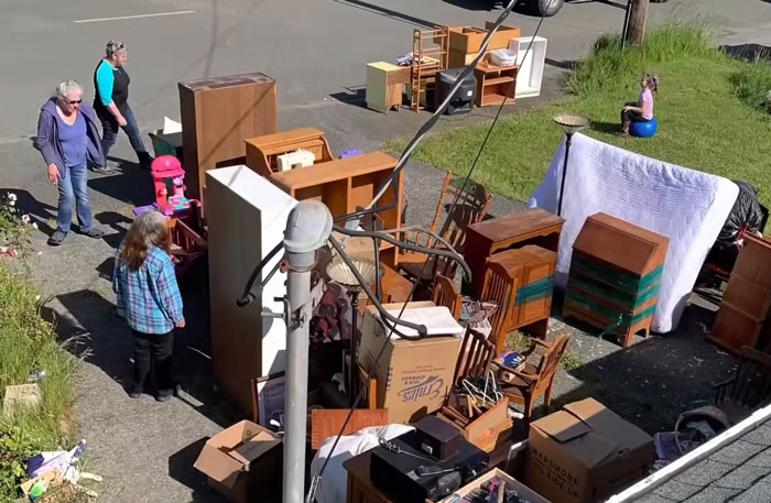 Handyman Gives Squatters Their Own Medicine After They Take Over His Mom’s House Handyman Gives Squatters Their Own Medicine After They Take Over His Mom’s House