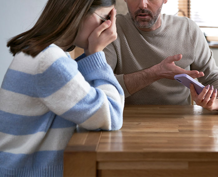 Teen Bullies Girl So Badly She Switches Schools, Begs Dad For Lesser Punishment After He Finds Out Teen Bullies Girl So Badly She Switches Schools, Begs Dad For Lesser Punishment After He Finds Out