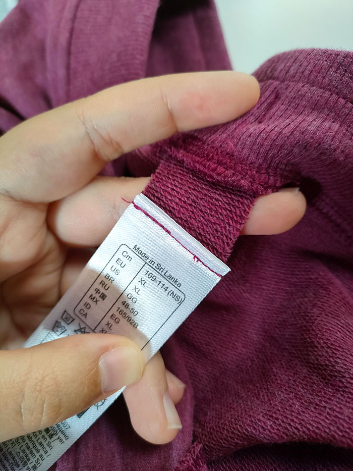 Decathlon ahora cose las etiquetas en tiras de tela en vez de en la prenda en sí, con lo que es más fácil de cortar y no pica luego