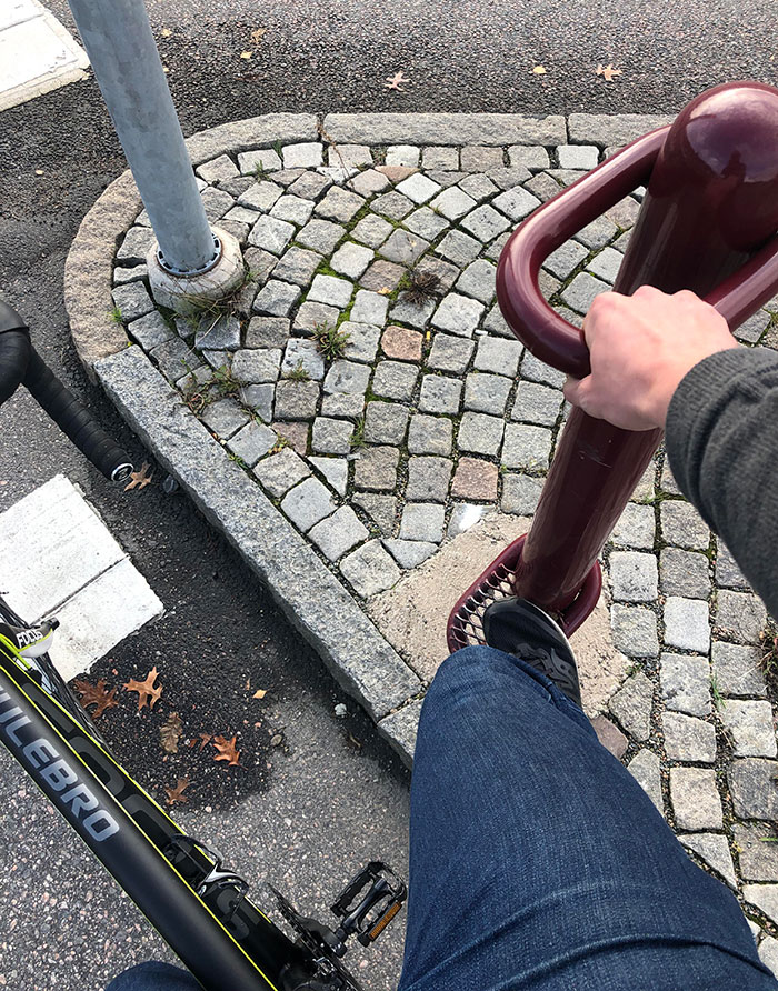 Soporte para ciclistas mientras esperan que cambie el semáforo, en Suecia