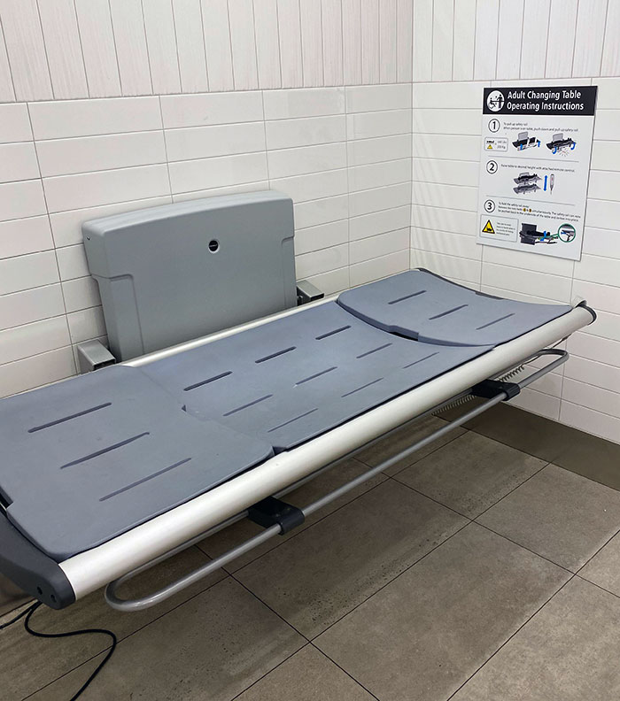 En los baños de este aeropuerto hay un cambiador para adultos
