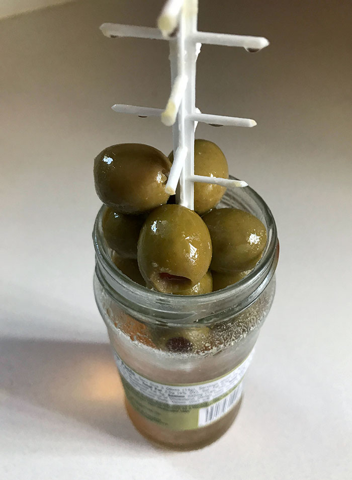 This Jar Of Olives Has An Easy Way To Get Them